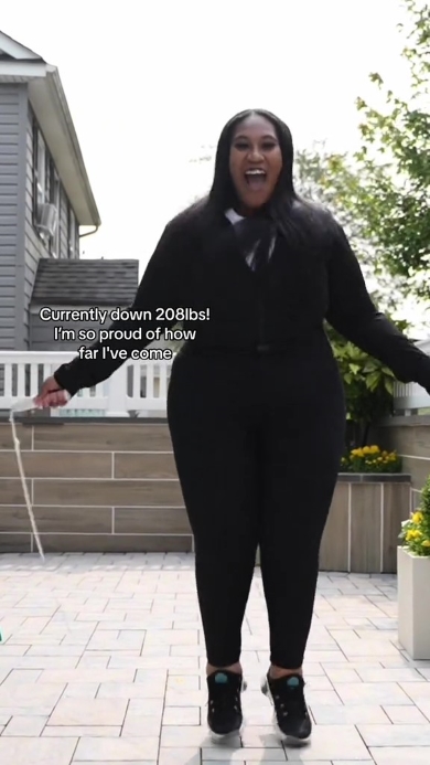 縄跳びをする女性