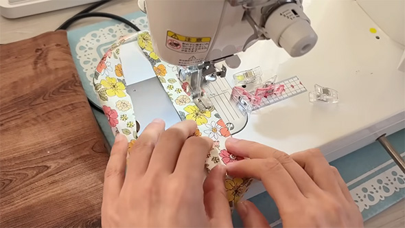 ミシンで輪の形の布を縫っているところ