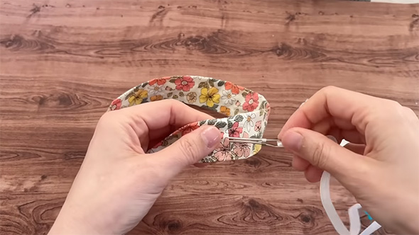 ゴム通しでゴムを通しているところ