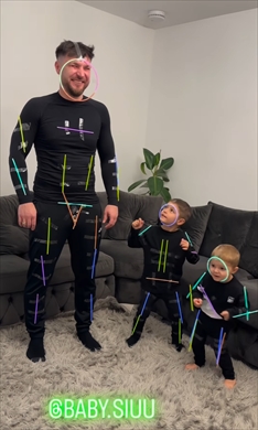 ケミカルライトをつけて踊る親子