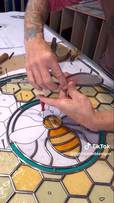 これぞ職人芸　ステンドグラスができるまで