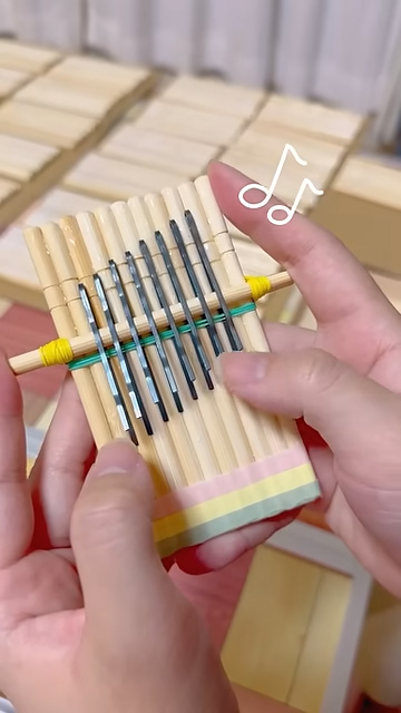 ワリンバを演奏しているところ