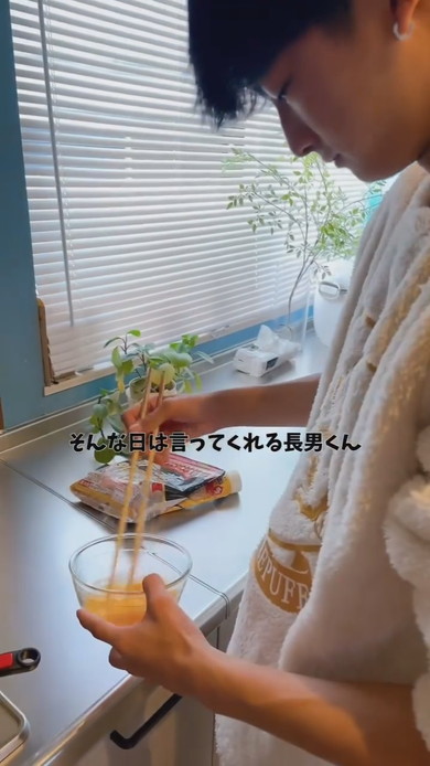 母に代わってお弁当を作る高校生の長男