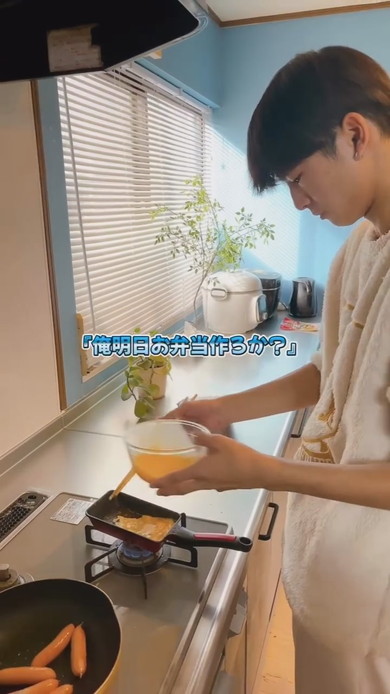 母に代わってお弁当を作る高校生の長男