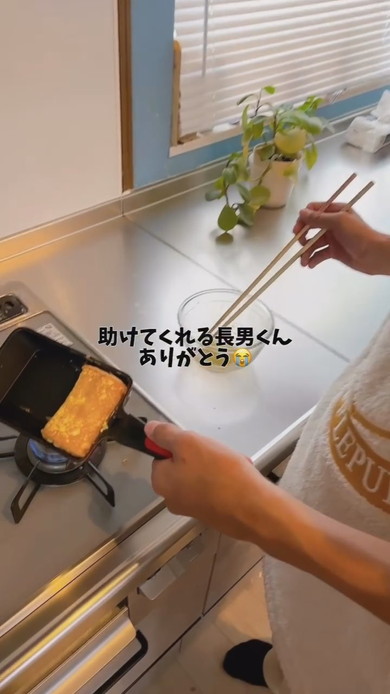 母に代わってお弁当を作る高校生の長男