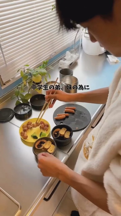 母に代わってお弁当を作る高校生の長男