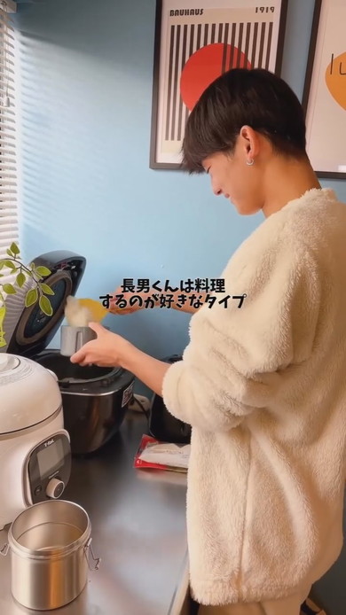 母に代わってお弁当を作る高校生の長男