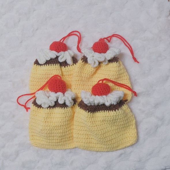 プリンモチーフの編み物巾着