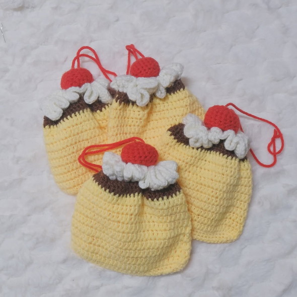 プリンモチーフの編み物巾着