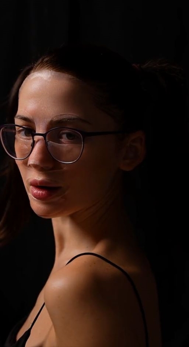 すっぴん眼鏡女子がクールなB-Girlに大変身