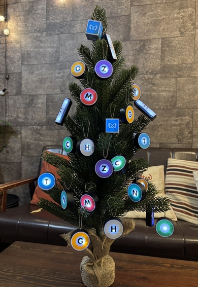 東京メトロのライトマスコットをクリスマスツリーの飾りに