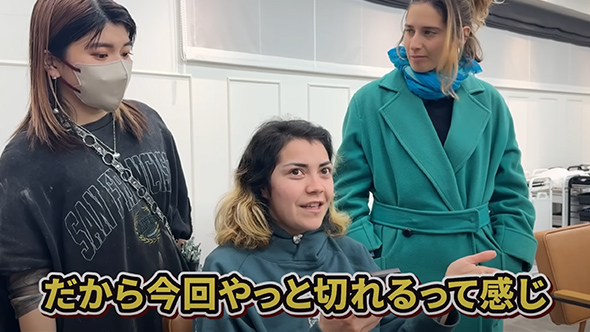 アメリカ人女性が日本の美容院で4年振りにカット