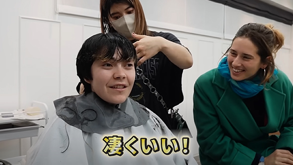 アメリカ人女性が日本の美容院で4年振りにカット