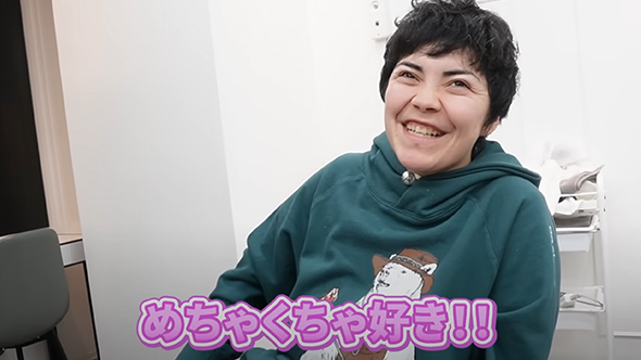 アメリカ人女性が日本の美容院で4年振りにカット