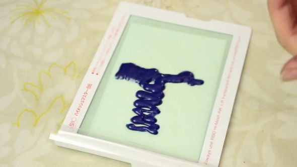 版の上に青いインクを乗せる