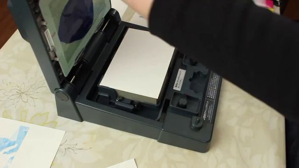 青インクを乗せた版の下に紙を配置