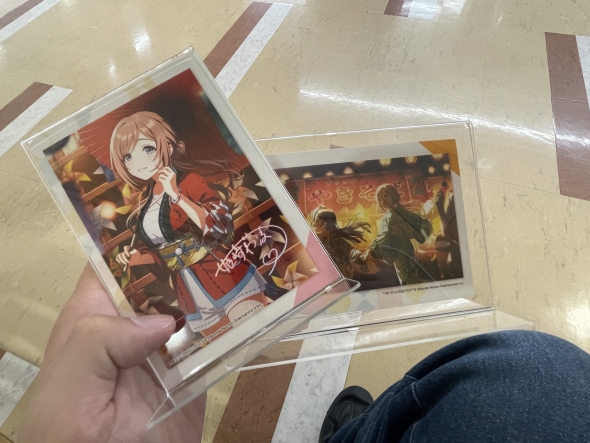 「姫崎莉波」のブロマイドを挟みこむ様子