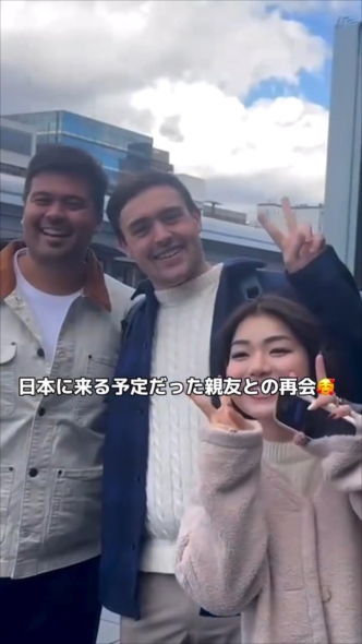 妻と友達と写真を撮るイアンさん