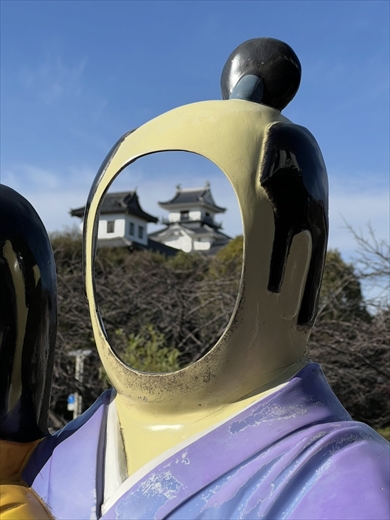 マグリットの絵みたいになる掛川城近くの顔ハメパネル