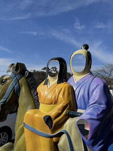 マグリットの絵みたいになる掛川城近くの顔ハメパネル