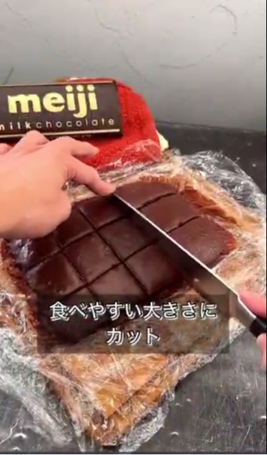 冷蔵庫でチョコを冷やす