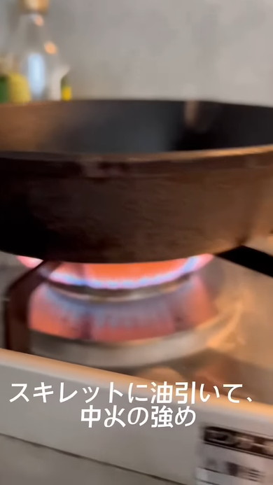 角餅をスキレットに入れる