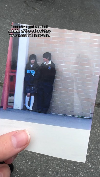 学校で見つめ合う2人の学生