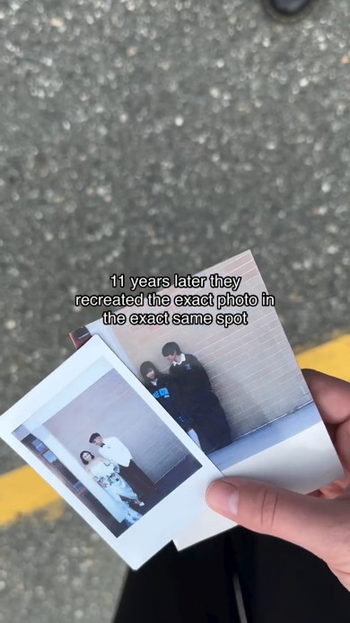 学校で見つめ合う2人の男女