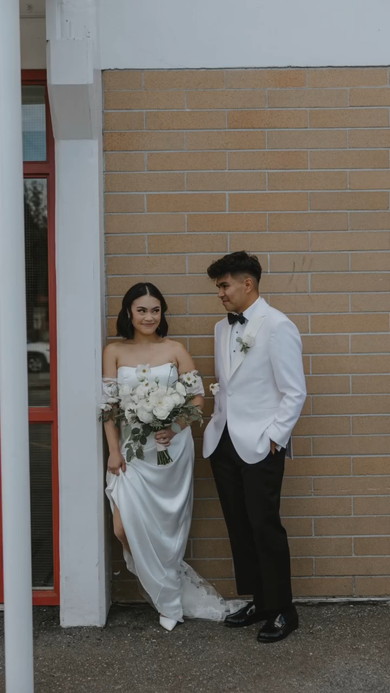 学校で見つめ合う2人の男女