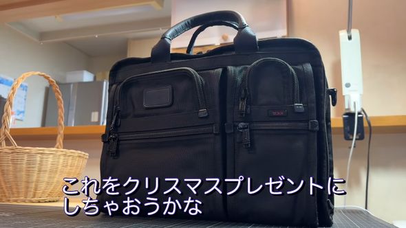 持ち手の修理に加えて全体を再塗装された夫のカバン