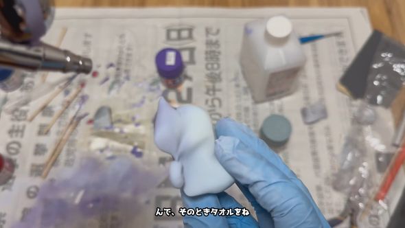 最近の出来事を話しながらバーチャルYouTuber「ルンルン」のフィギュアに塗装する