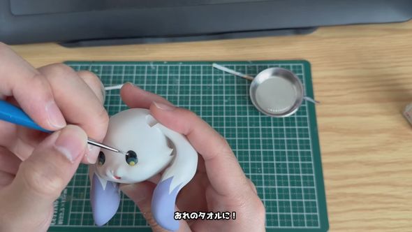 最近の出来事を話しながらバーチャルYouTuber「ルンルン」のフィギュアに塗装する