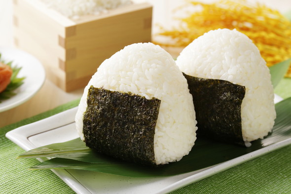 シンプルなおにぎり2つ