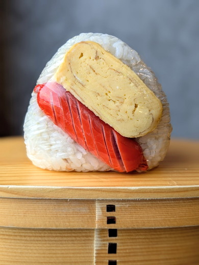 ウインナーと卵焼きが乗ったおにぎり