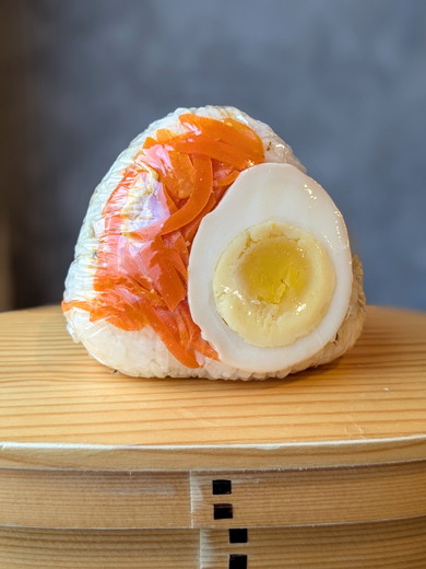 ニンジンとゆで卵が乗ったおにぎり