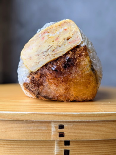 卵焼きとフライが乗ったおにぎり