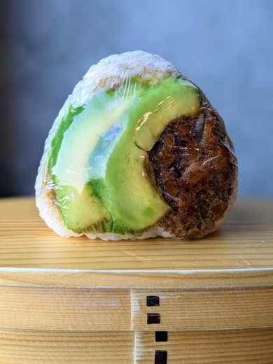 アボカドとソースカツが乗ったおにぎり