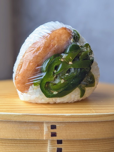 ピーマンとソーセージが乗ったおにぎり