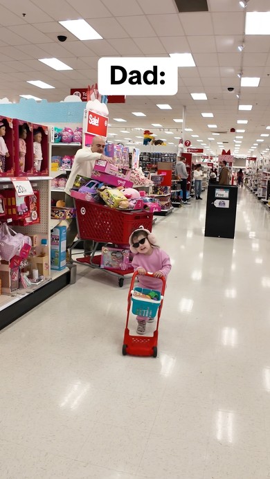 パパと娘が大量のオモチャと共に現れます