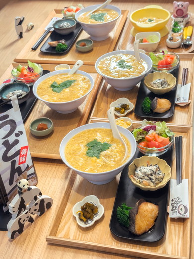 かきたまうどんとおかずの写真