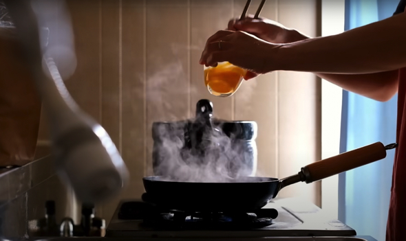 家賃1万円台で暮らす夫妻の食事風景