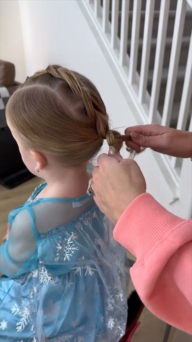 女の子が「アナ雪」のエルサ風の髪型にセットすると……