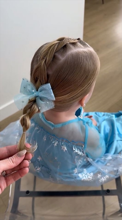 女の子が「アナ雪」のエルサ風の髪型にセットすると……