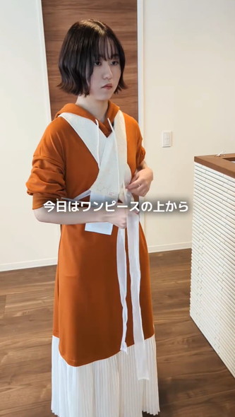 フード付きワンピースの上から