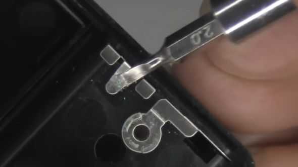 受信機のバッテリーボックスに付着していた液漏れ由来の緑青を落とす