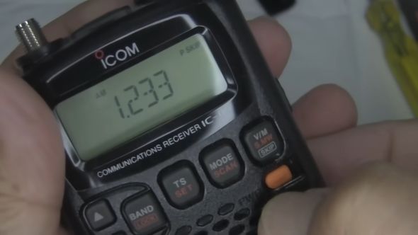 電源が入り電波を受信した「IC-R5」