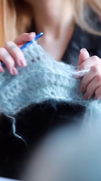 モヘアの毛糸で畝編みしたセーター