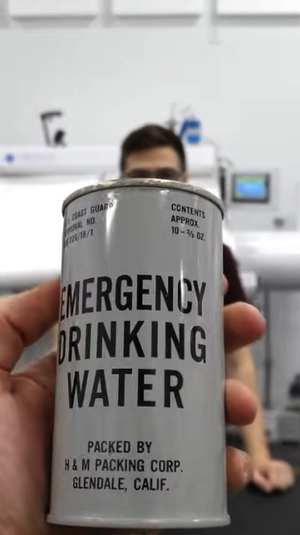 62年間開封されていない缶入りの水