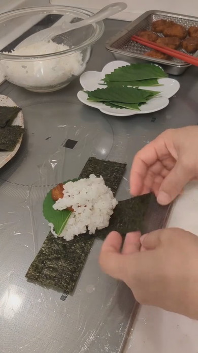 T字に置いたのりにごはんやチキンナゲット