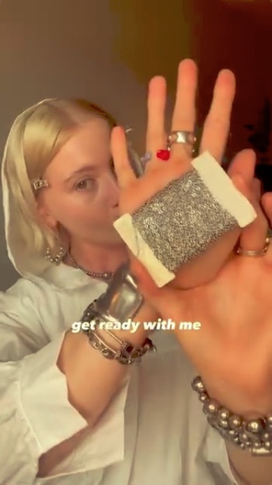 チェーンを手にするリバーズさん